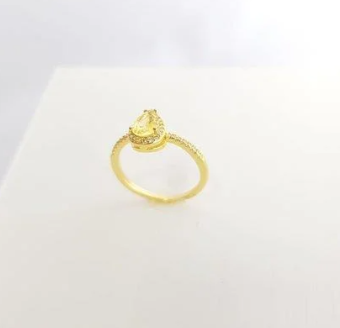 Anel Solitário "Crystal Glamour"- Pedra Amarela e Aro Cravejado- Banhado a Ouro 18k- Namoro, Noivado e Formatura