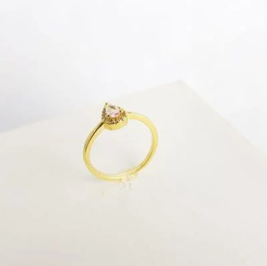 Anel Solitário "Crystal Basic"- Pedra Rosa Claro Cravejada - Banhado a Ouro 18k- Namoro, Noivado e Formatura