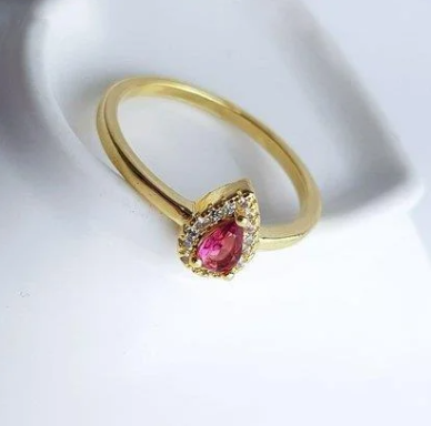 Anel Solitário "Crystal Basic"- Pedra Vermelho Cornalina Cravejada - Banhado a Ouro 18k- Namoro, Noivado e Formatura