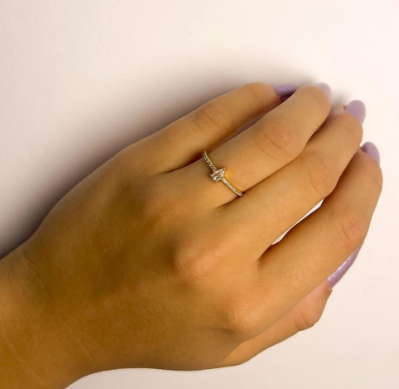 Anel Solitário "Crystal Classic"- Pedra Prata com Aro Cravejado "- Banhado a Ouro 18k- Namoro, Noivado e Formatura
