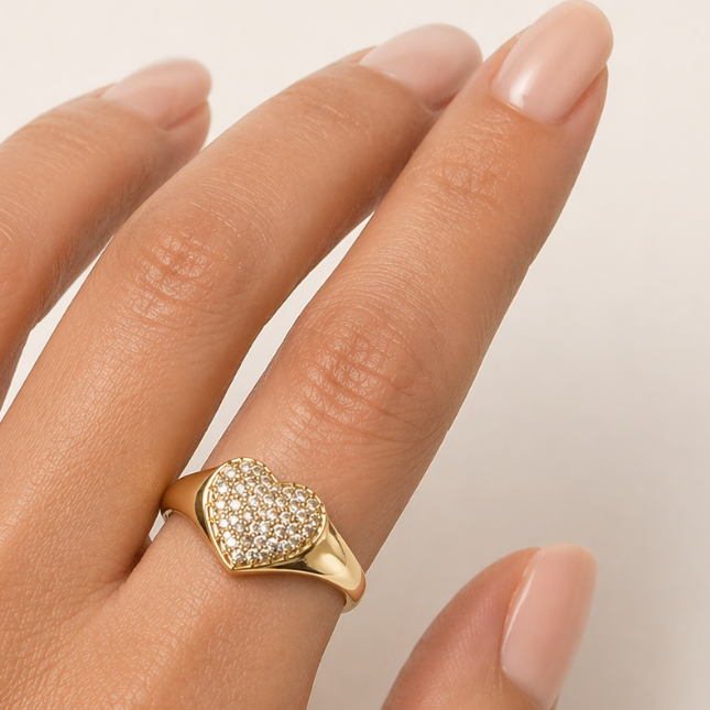 ANEL ARO LISO FRENTE CORACAO MICROCRAV| BANHADO EM OURO 18K Tamanho 19.&nbsp;