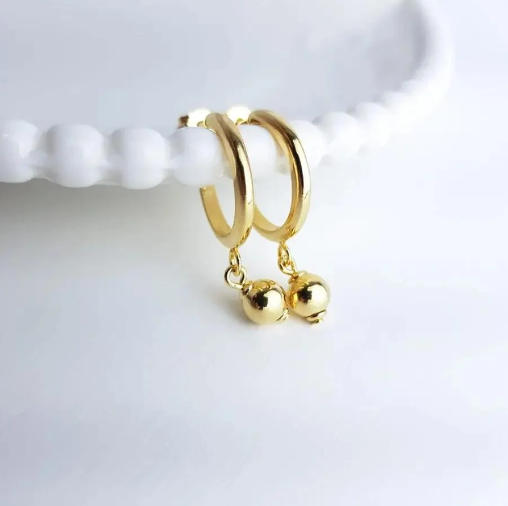 BRINCO MEIA ARGOLA COM PINGENTE BOLINHA DOURADA|BANHADO EM ouro 18k