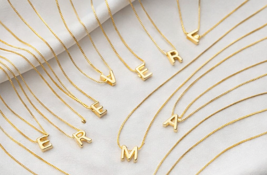 Colar Letra Inicial " Self me"- Banhado a Ouro 18k