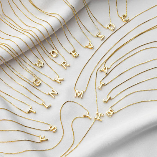 Colar Letra Inicial " Self me"- Banhado a Ouro 18k