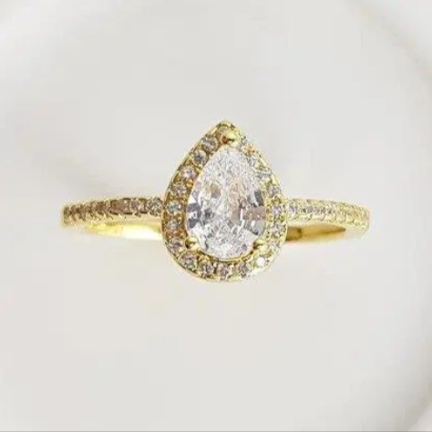 Anel Solitário "Crystal Glamour"-  Pedra Prata e Aro Cravejados- Banhado a Ouro 18k- Namoro, Noivado e Formatura