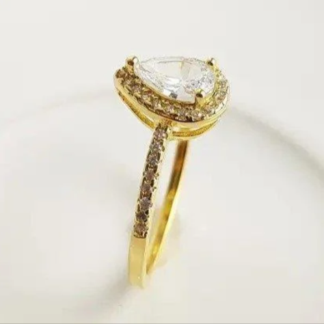 Anel Solitário "Crystal Glamour"-  Pedra Prata e Aro Cravejados- Banhado a Ouro 18k- Namoro, Noivado e Formatura