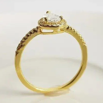 Anel Solitário "Crystal Glamour"-  Pedra Prata e Aro Cravejados- Banhado a Ouro 18k- Namoro, Noivado e Formatura