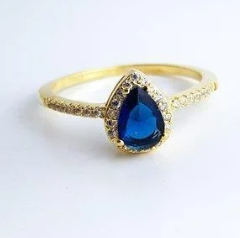 Anel Solitário "Crystal Glamour"- Pedra Azul Royal e Aro Cravejado- Banhado a Ouro 18k- Namoro, Noivado e Formatura