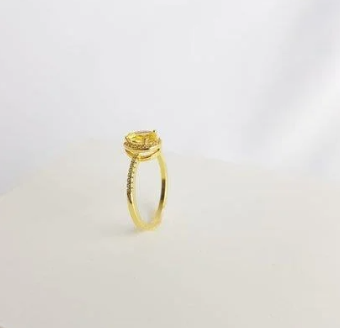 Anel Solitário "Crystal Glamour"- Pedra Amarela e Aro Cravejado- Banhado a Ouro 18k- Namoro, Noivado e Formatura