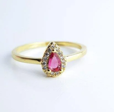 Anel Solitário "Crystal Basic"- Pedra Vermelho Cornalina Cravejada - Banhado a Ouro 18k- Namoro, Noivado e Formatura
