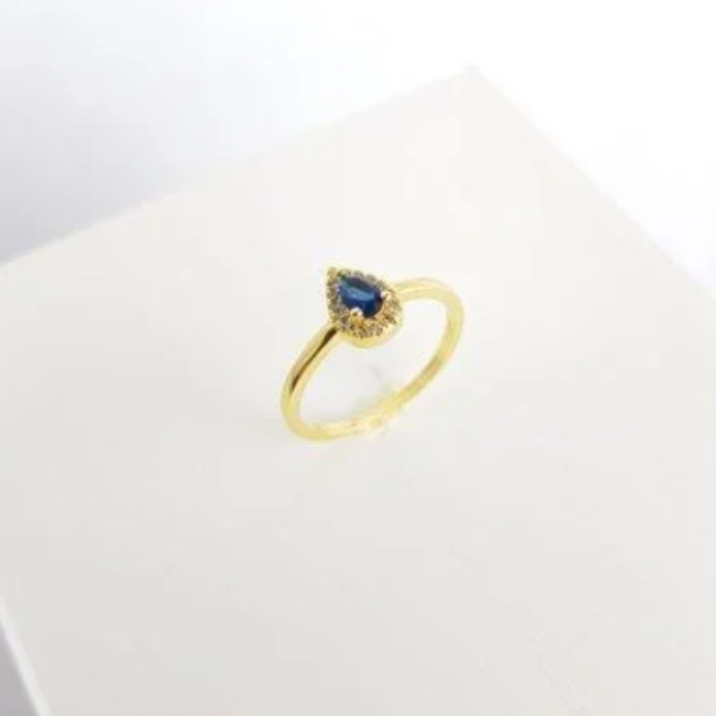 Anel Solitário "Crystal Basic"-  Pedra Azul Royal Cravejada - Banhado a Ouro 18k- Namoro, Noivado e Formatura
