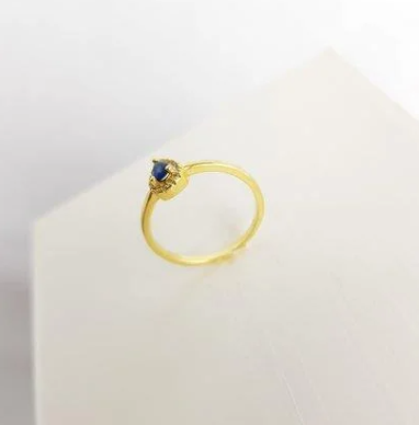Anel Solitário "Crystal Basic"-  Pedra Azul Royal Cravejada - Banhado a Ouro 18k- Namoro, Noivado e Formatura