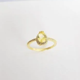 Anel Solitário "Crystal Glamour"- Pedra Amarela e Aro Cravejado- Banhado a Ouro 18k- Namoro, Noivado e Formatura