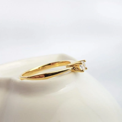 Anel Solitário "Elegance"- Banhado a Ouro 18k- Namoro, Noivado e Formatura