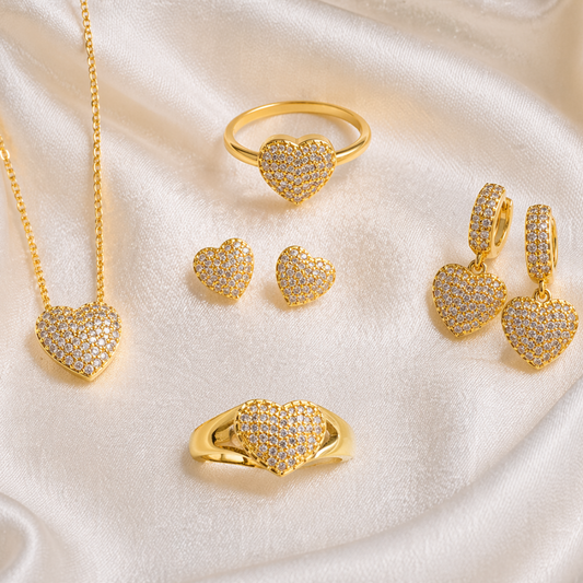 conjunto love auria. coração cravejado e banhado a ouro 18